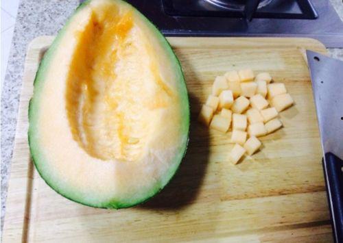 野外放羊吃哈密瓜视频播放,野外放牧画面引网友热议