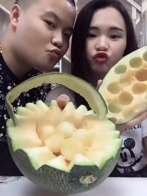 丸子哥吃哈密瓜视频,带你领略新疆瓜果飘香