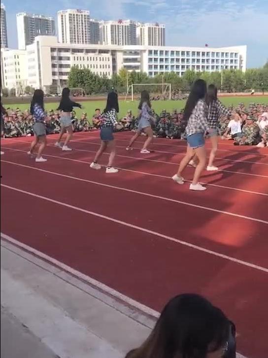 小姐姐校园跳舞吃瓜视频,小姐姐校园跳舞视频走红网络