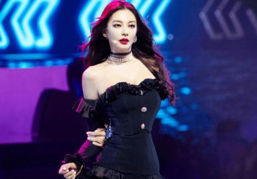 张雨绮吃瓜的视频,笑料百出，网友直呼“太接地气”