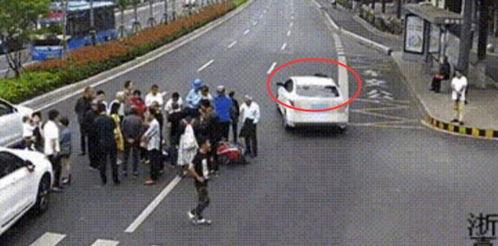 飙车撞死吃瓜群众视频在线观看,飙车事故现场视频曝光，无辜群众命丧车轮